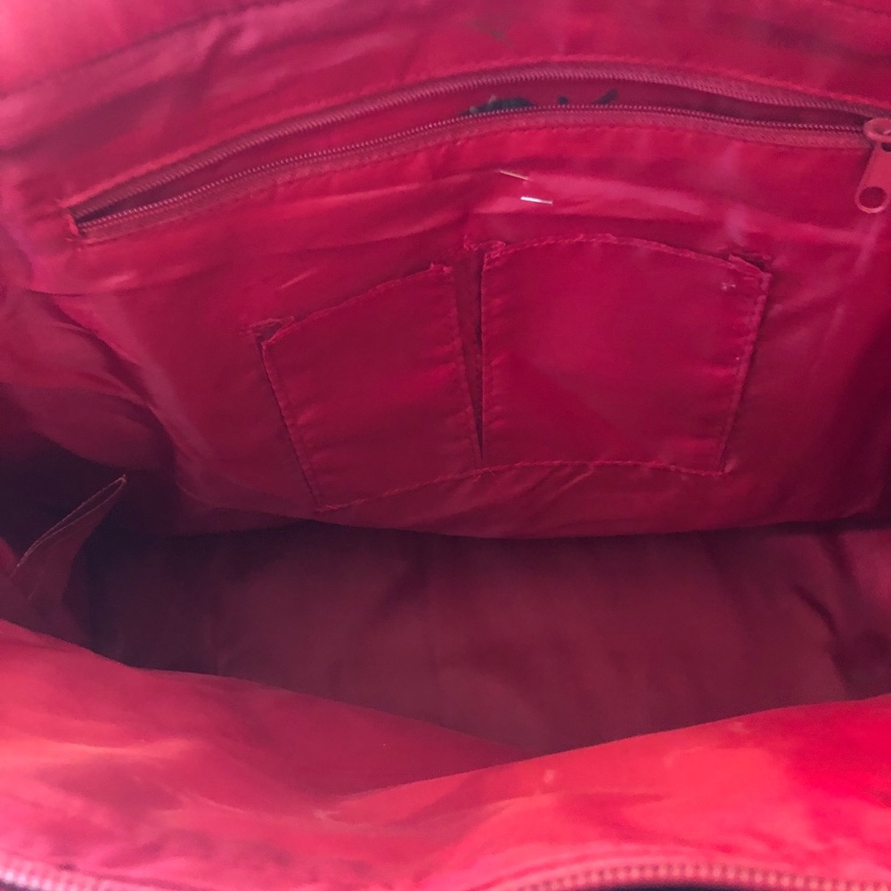 Elegant Red Crocodile-Embossed Shoulder Bag - Picture 8 of 12